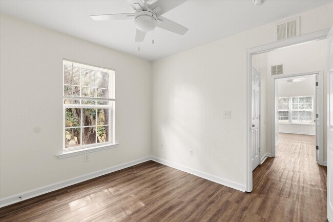 Building Photo - 735 Putnam Dr