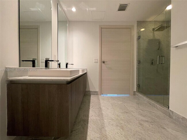 Building Photo - 801 S Miami Ave