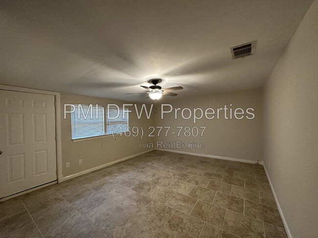 Building Photo - 2120 Blossom Ln
