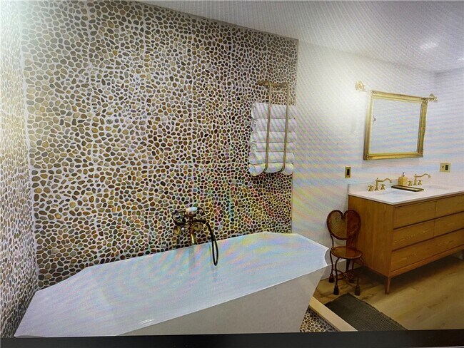 Building Photo - 911 S Main St