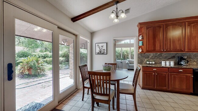 Building Photo - 5 Dorchester Ct