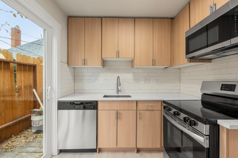 Building Photo - 706 E Dakota Ave