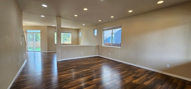 Building Photo - Spacious Port Orchard Home