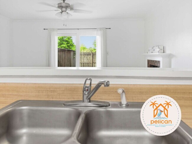 Building Photo - Bright townhome in the heart of Pensacola