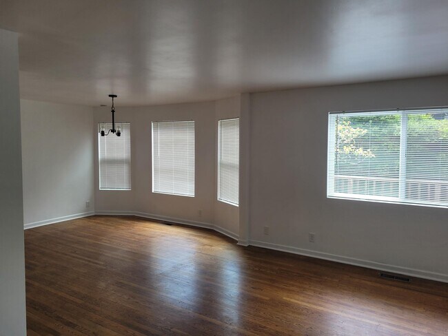 Building Photo - 5512 Woodlawn Ave N