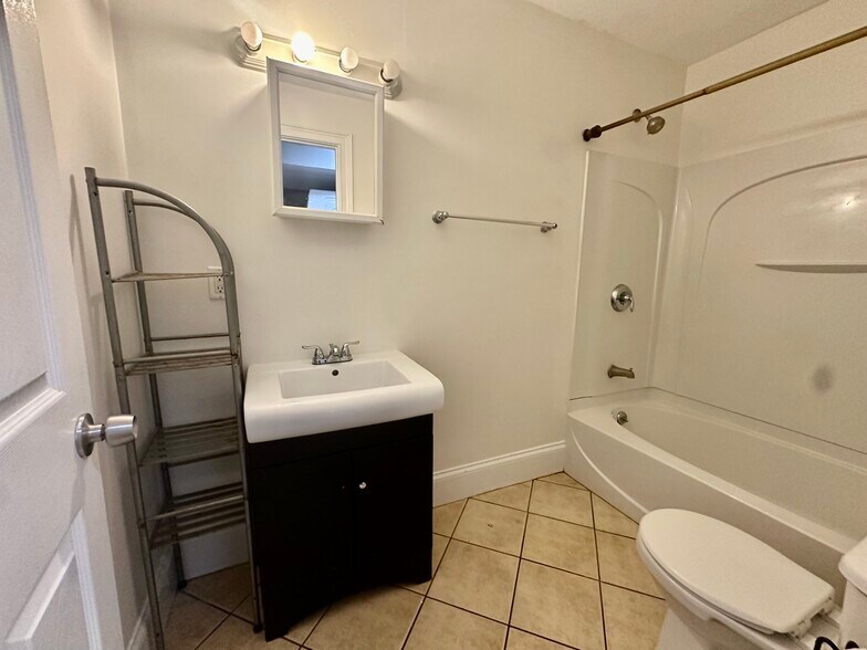 Building Photo - 731 Parker St