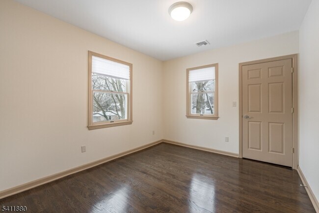 Building Photo - 302 Walnut Ave