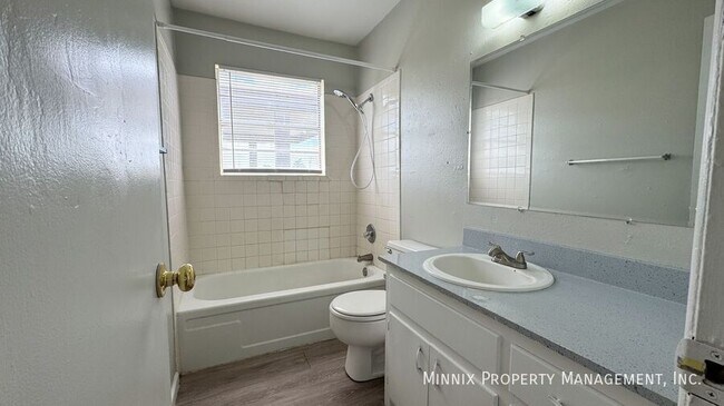 Building Photo - 2217 W 19th