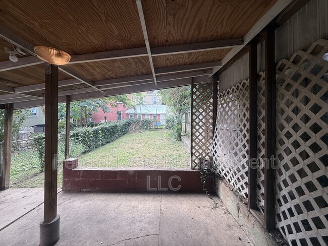 Building Photo - 214 W Strawberry St