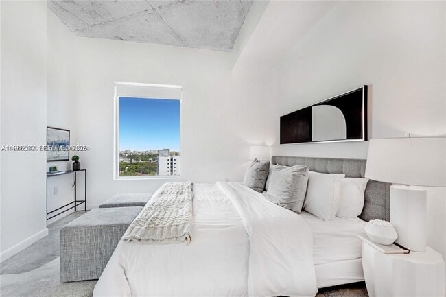 Building Photo - 10 SW South River Dr