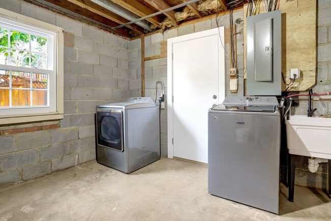 Building Photo - 8005 Candlewood Dr