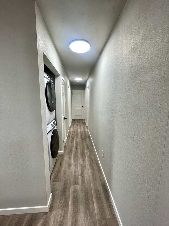 Building Photo - 1011 De La Vista Ln