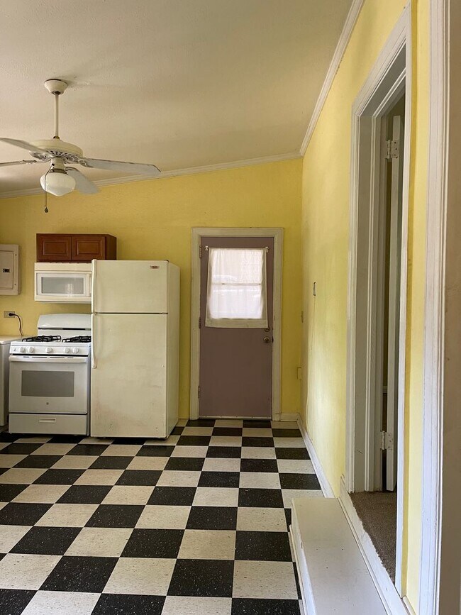 Building Photo - Two Bedroom One Bath in Normaltown