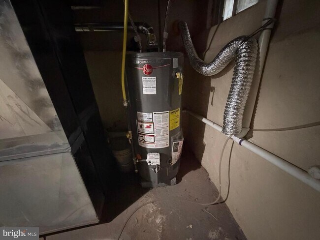 Building Photo - 363 E Airy St