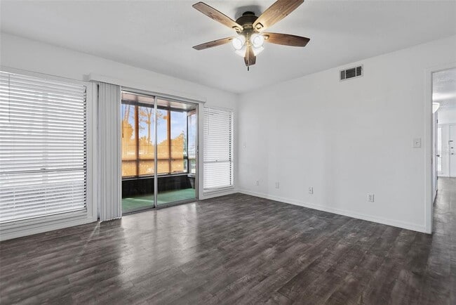 Building Photo - 60 Club House Dr