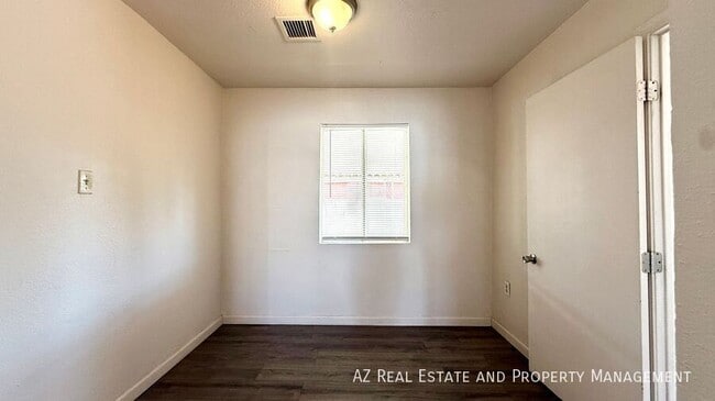 Building Photo - 5547 W Gardenia Ave