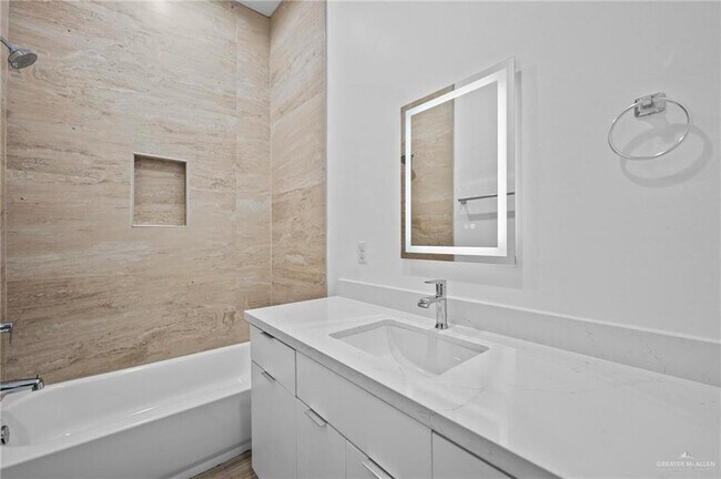Building Photo - 31 E Conroe Rd