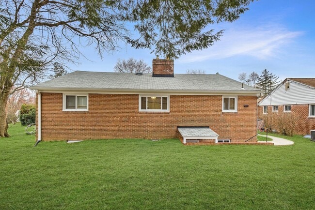 Building Photo - 3 Bed 2.5 Bathroom - Chevy Chase Rancher -...