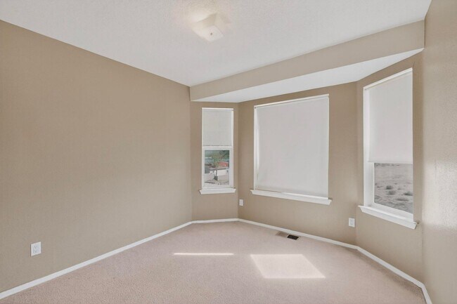 Building Photo - West Side 2/story 3 Bedroom 2.5 Bath 1605/sf 2/CG