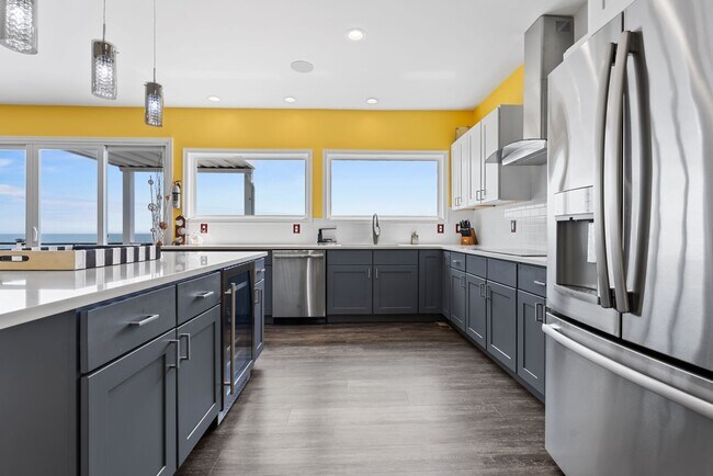 Building Photo - Grand View 115