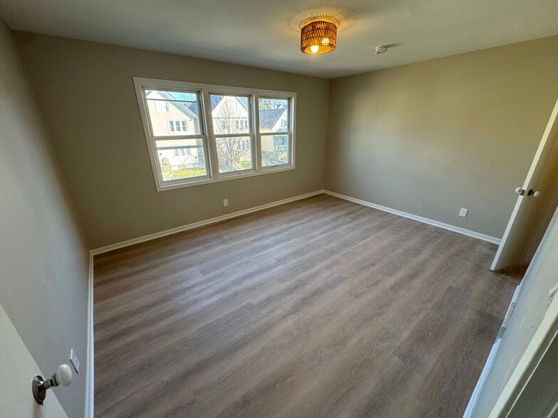 Building Photo - 305 E Clarence St