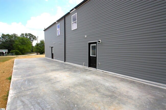 Building Photo - 404 Sierra Rd
