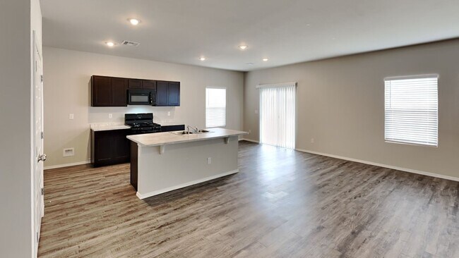 Building Photo - Very Nice and Spacious 4 Bedroom Home in Mustang Schools