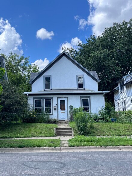 Front view of house - 1202 Buchanan St NE
