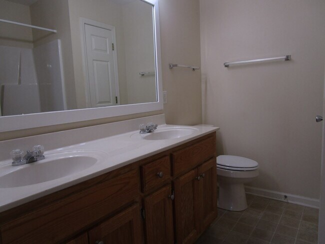 Building Photo - 20 Brushwood Ct