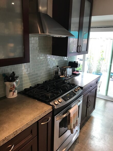 Gas stove - 4040 Grand View Blvd