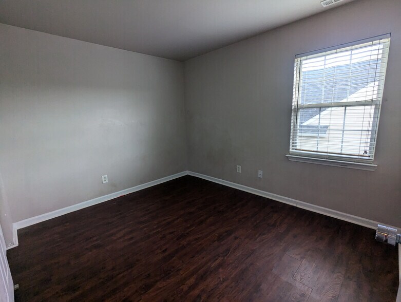 Building Photo - Room in House on Belmont Stables Dr