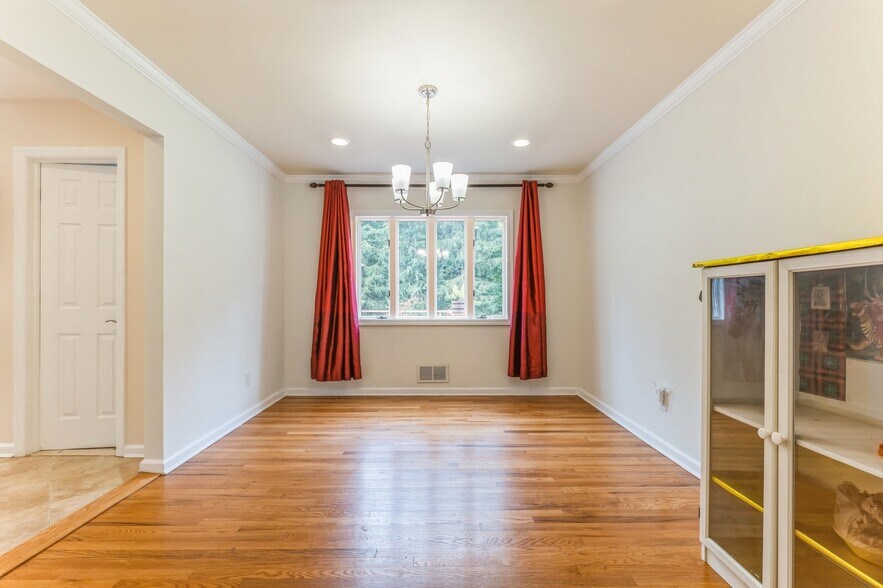 Building Photo - 558 Baylor Ave
