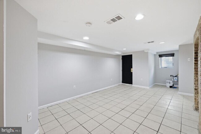 Building Photo - 914 N St NW
