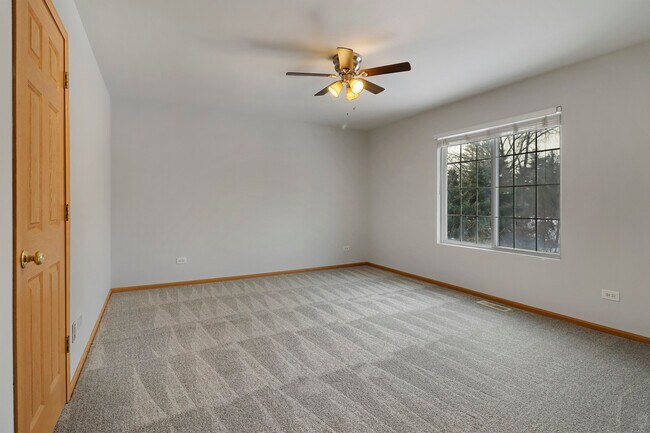 Building Photo - 1462 Glen Ellyn Rd