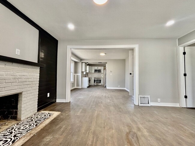 Building Photo - Beautifully Renovated 5-Bedroom Home with ...