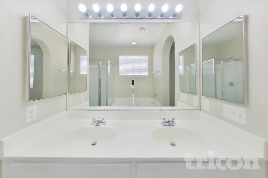 Building Photo - 9827 W Spinnaker Creek Ave