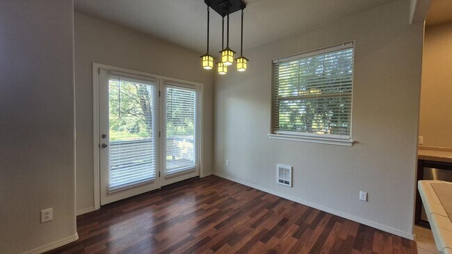 Building Photo - 1311 SW Edgefield Ave