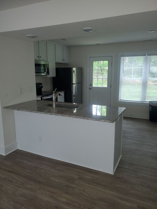 Building Photo - Blackstone Modern Townhouse-Convenient to ...