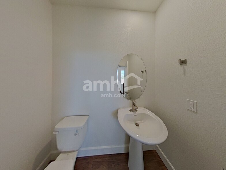 Building Photo - 1710 Viaggio Ave