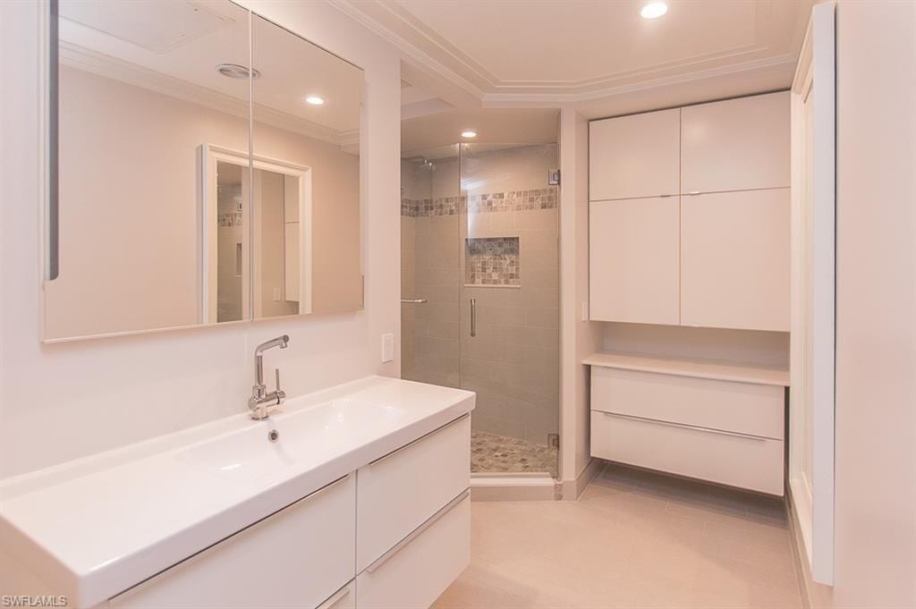 Huge Master Bath with tons of storage - 1219 Solana Rd