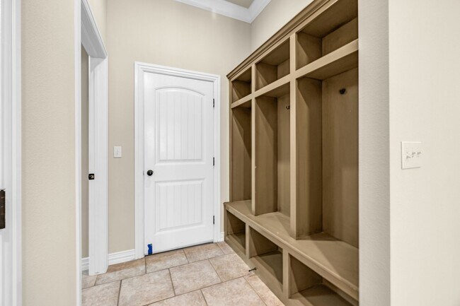 Building Photo - Executive home on double lot in beautiful Enclave at Harvard Ponds.