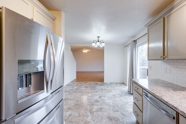 Building Photo - MOVE-IN SPECIAL! Bright & Spacious 4-Bedroom Home in One of Pullman’s Most Desirable Neighborhoods