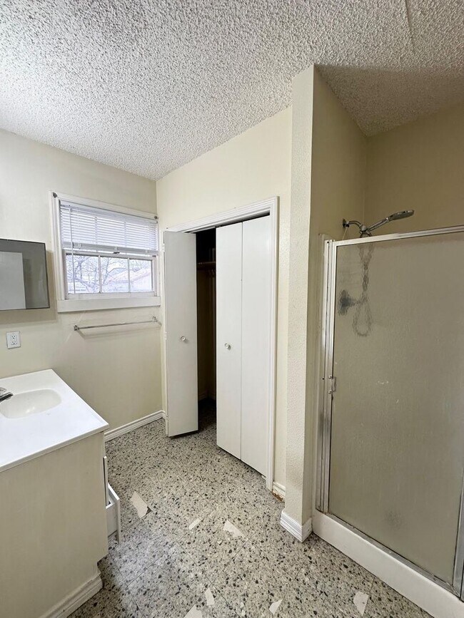 Building Photo - 3 Bedroom 2 Bathroom Ready to Rent!