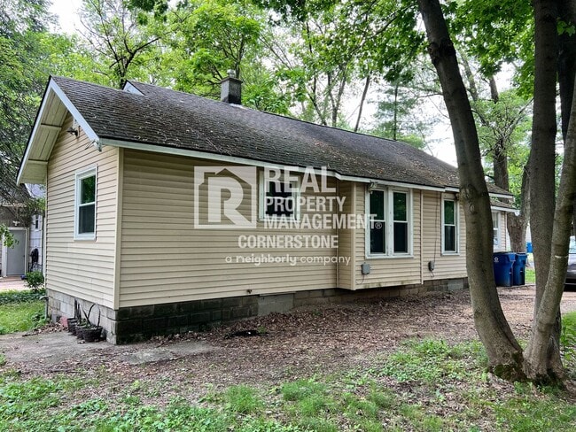Building Photo - Charming 2-Bedroom Home with Spacious Yard
