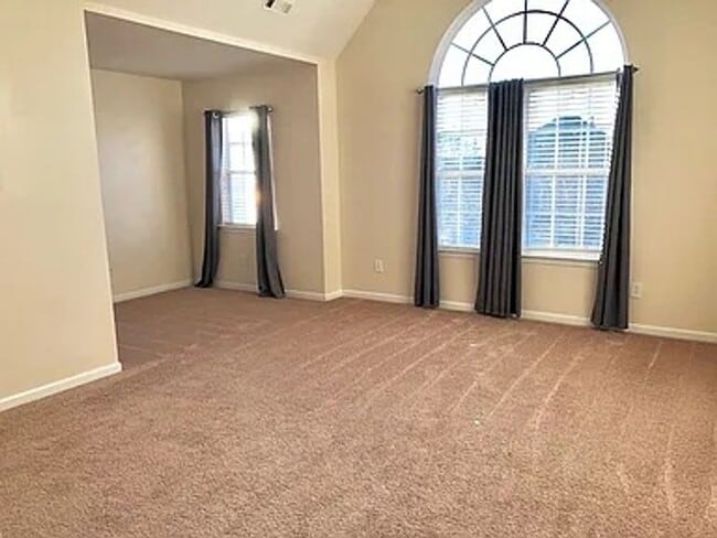 Building Photo - Stunning 4 bed / 2.5 bath home located in ...