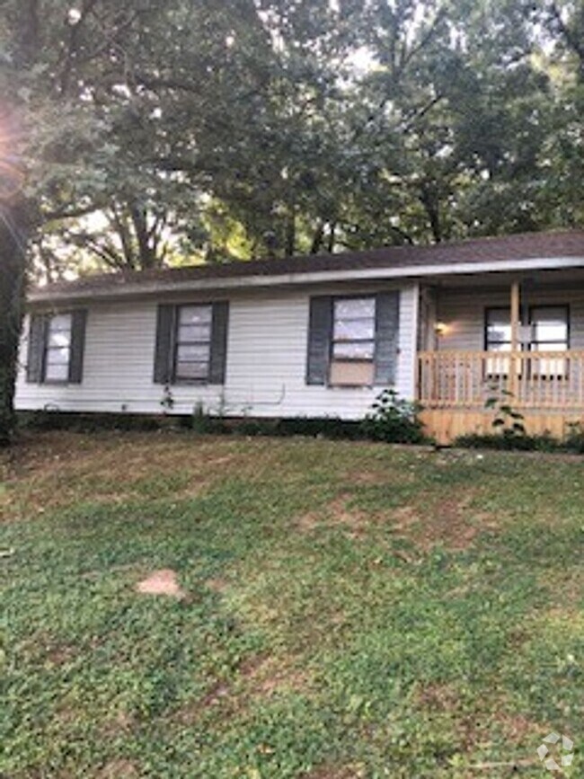 Building Photo - Three Bedroom 1 Bath Home/1 Car Carport