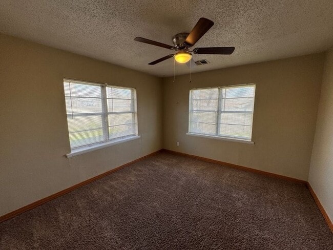 Building Photo - 3 bed 2 bath 1 car carport, new paint, wood floors, ready for move in!