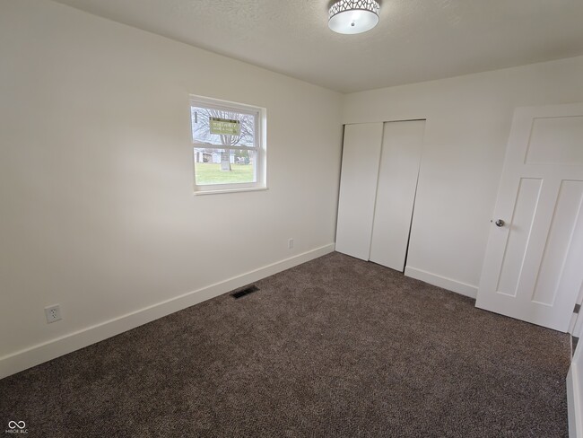 Building Photo - 2183 S Fairview Dr