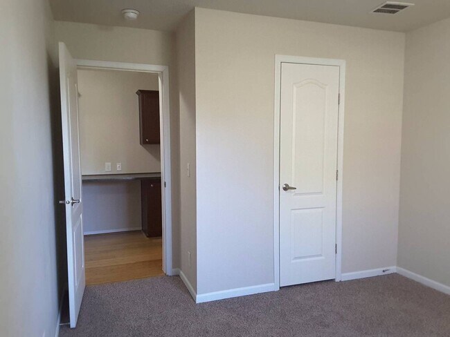 Building Photo - 3 Bedroom Single Family Home!