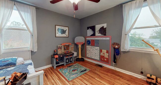 Building Photo - Available early Jan! 3bd/2bth w/fenced yard